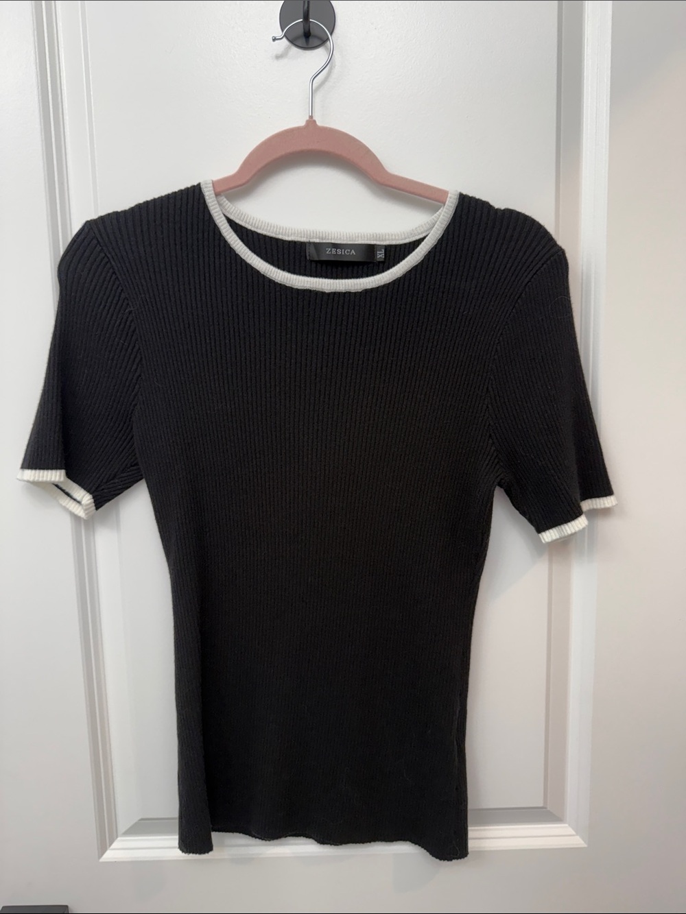 Zesica Black Ribbed Short-Sleeve Sweater with White Trim